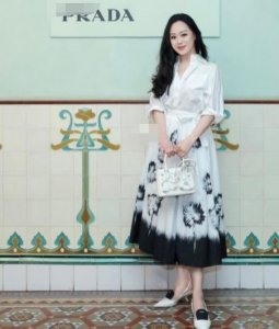 ​钟镇涛前妻章小蕙太美了！58岁美艳似20，颜值不输小14岁曾黎