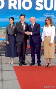 ​意大利总理夫人与巴西总统卢拉行贴面礼，各国总理夫人共襄盛举