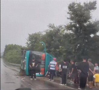 ​广西融安一辆客运中巴车发生侧翻，官方：1人重伤2人轻伤