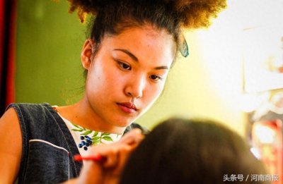 郑州95后女孩给人编辫子,收费不菲:半个头2000起,一月赚3万