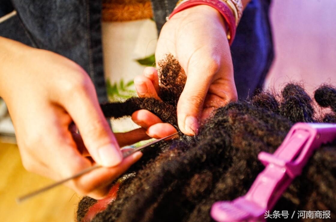 郑州95后女孩给人编辫子，收费不菲：半个头2000起，一月赚3万