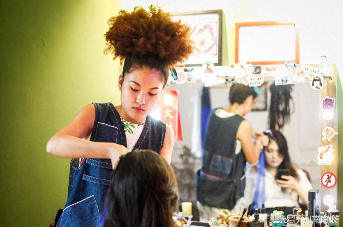 郑州95后女孩给人编辫子，收费不菲：半个头2000起，一月赚3万