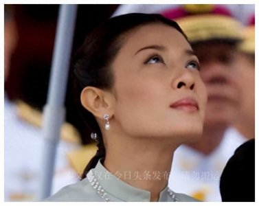 ​71岁泰王罕见出手，明确支持提帮功母子，用下跪海报打压苏提达