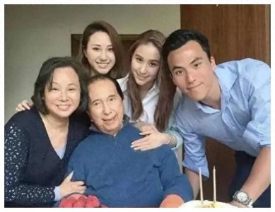 ​赌王17个孩子童年照曝光，二房一家共用一张脸，三房四房颜值高