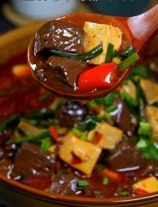 ​猪血炖豆腐，这样做猪血细腻不腥，味道鲜美更入味