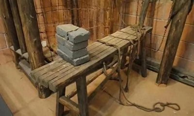 “老虎凳”,到底有多残忍恐怖?“老虎凳”是残忍且恐怖的刑具