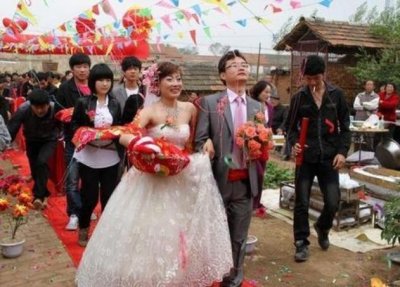 ​腊月将至，农村俗语“腊月不订婚，正月不娶亲”，啥意思？