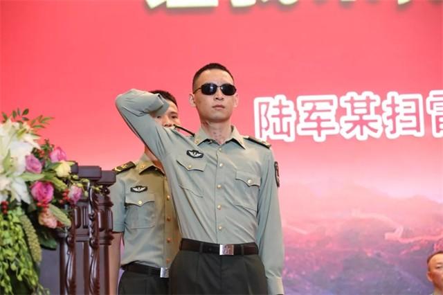 杜富国获八一勋章有什么待遇（和平年代被授一等功奖章）(1)