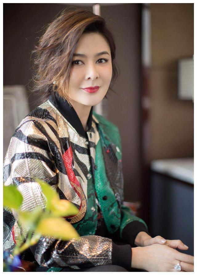 曝57岁关之琳新恋情,与绯闻男友在豪宅看双彩虹,情路坎坷