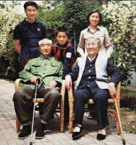 徐小岩带女友回家,徐向前做了一桌子青菜招待,却一块肉也没有