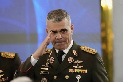​向美国投降后，委新总统不装了，防长已被解雇，马杜罗亲信遭清算