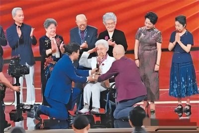 ​田华获北影节终身成就奖，满头白发坐轮椅现身，陈佩斯跪地送奖杯
