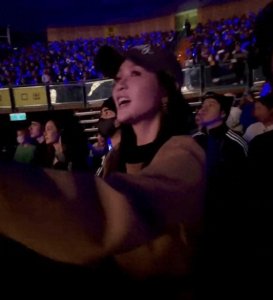 ​周渝民一家三口看王心凌演唱会 10岁女儿坐在爸妈中间好幸福